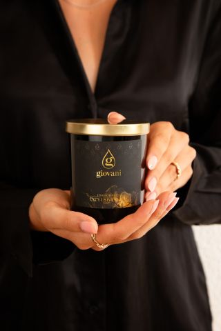 ✨🍊 Sladce-svěží výbuch luxusu a jedinečnosti v kombinaci vanilky a mandarinky. EXCLUSIVE GOLD - svíčka, která zahřeje i v...